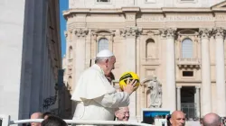 Le Pape François tient un ballon de football sur la place Saint-Pierre en 2015. / Vatican Media.