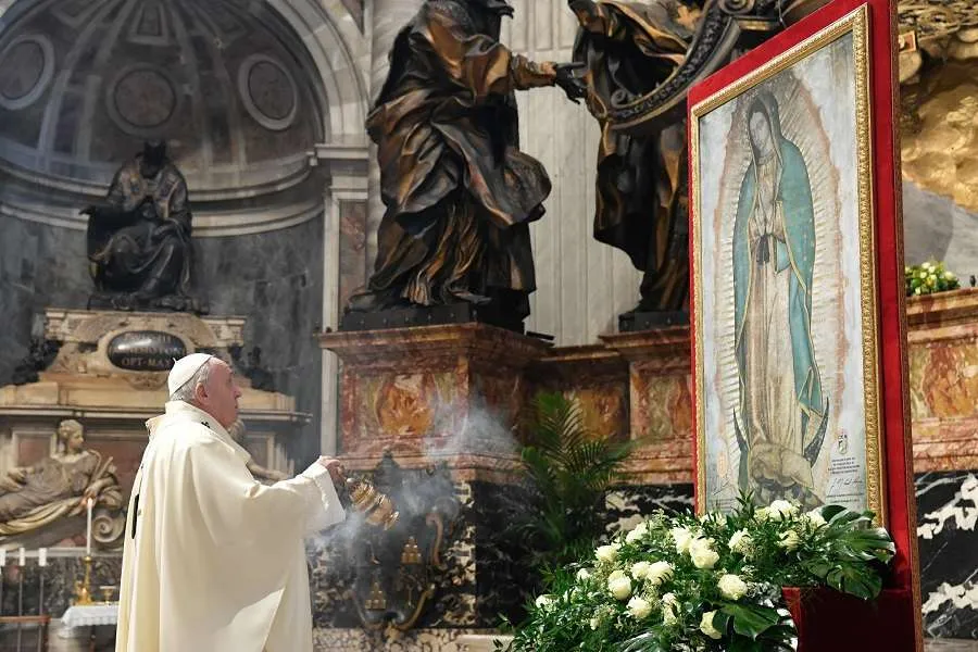 Le pape François avec une image de Notre-Dame de Guadalupe dans la basilique Saint-Pierre le 12 décembre 2020. Vatican Media.