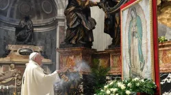 Le pape François avec une image de Notre-Dame de Guadalupe dans la basilique Saint-Pierre le 12 décembre 2020. / Vatican Media.
