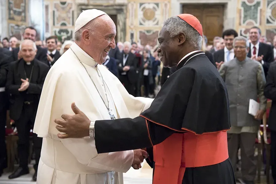 Le pape François avec le cardinal Peter Turkson, préfet du Dicastère pour la promotion du développement humain intégral, au Vatican, le 10 novembre 2017. L'Osservatore Romano.