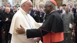 Le pape François avec le cardinal Peter Turkson, préfet du Dicastère pour la promotion du développement humain intégral, au Vatican, le 10 novembre 2017. L'Osservatore Romano. / 