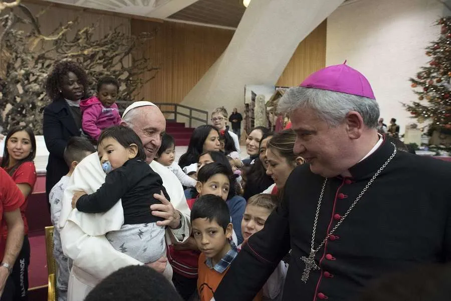 Le Pape François avec les enfants du Dispensaire de Santa Marta en 2017. Vatican Media