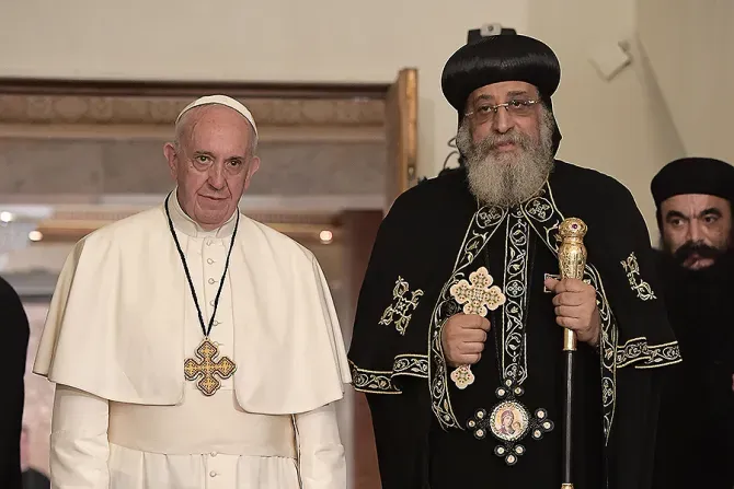 Le pape François avec Tawadros II, patriarche copte orthodoxe d'Alexandrie, au Caire, en Égypte, le 28 avril 2017. | L'Osservatore Romano.