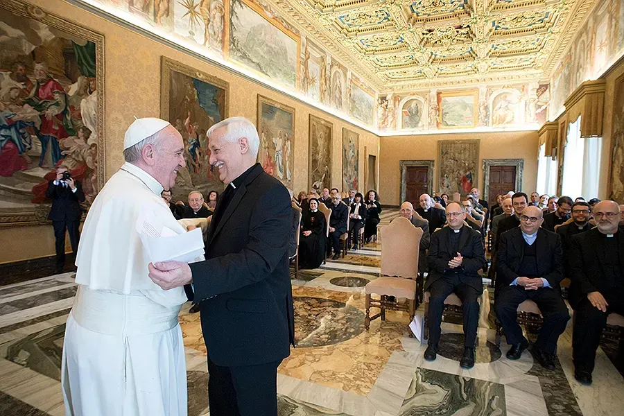 Le pape François salue le supérieur général des jésuites, le père Arturo Sosa, dans la salle Clémentine, le 9 février 2017. Vatican Media.