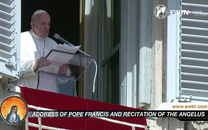 Le pape François s'adressant aux fidèles réunis sur la place Saint-Pierre, au Vatican, le 28 février. Eternal Word Television Network (EWTN)