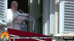 Le pape François s'adressant aux fidèles réunis sur la place Saint-Pierre, au Vatican, le 28 février. / Eternal Word Television Network (EWTN)