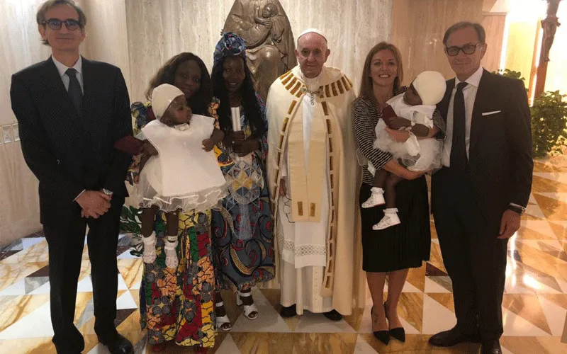 Le Pape François après avoir baptisé les jumeaux siamois africains séparés à l'hôpital pédiatrique du Vatican. Antoinette Montaigne/Twitter.