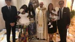 Le Pape François après avoir baptisé les jumeaux siamois africains séparés à l'hôpital pédiatrique du Vatican. / Antoinette Montaigne/Twitter.