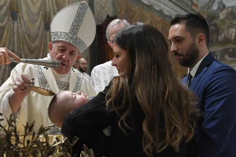 Le pape François baptise un enfant dans la Chapelle Sixtine le 12 janvier 2020. Vatican Media.