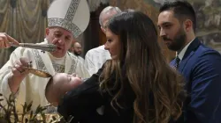 Le pape François baptise un enfant dans la Chapelle Sixtine le 12 janvier 2020. / Vatican Media.