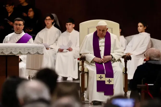 Le pape François préside un service de pénitence à la paroisse St. Pie V à Rome le 8 mars 2024. | Crédit photo : Daniel Ibañez/CNA