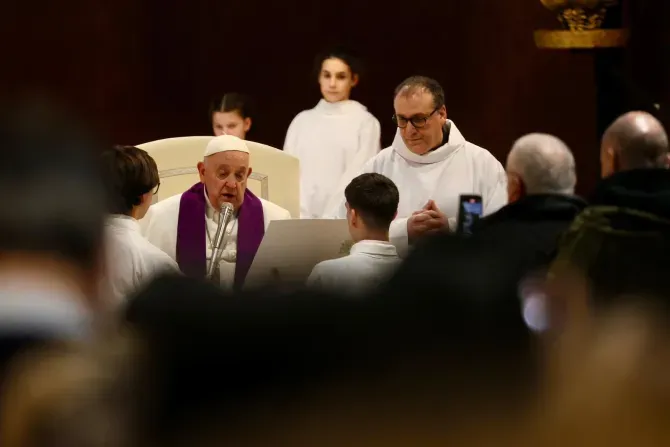 Le pape François préside un service de pénitence à la paroisse St. Pie V à Rome le 8 mars 2024. | Crédit photo : Daniel Ibañez/CNA