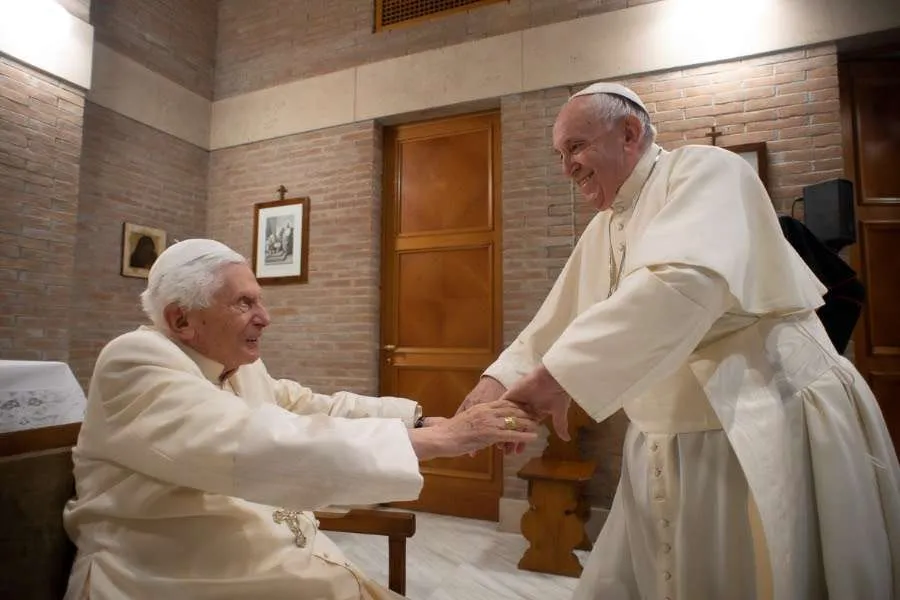 Le pape François salue le pape émérite Benoît XVI au monastère Mater Ecclesiae du Vatican le 28 novembre 2020. Vatican Media.