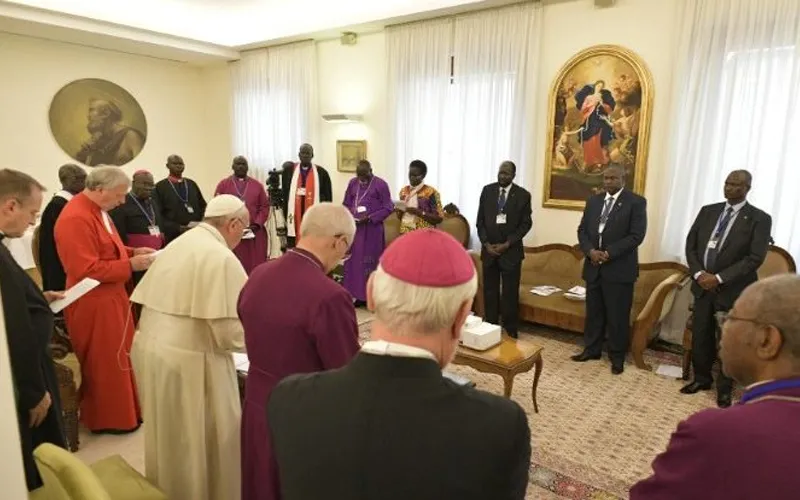 Le pape François rencontre des dirigeants du Soudan du Sud lors d'une retraite spirituelle au Vatican en avril 2019. Crédit : Vatican Media