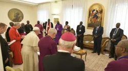 Le pape François rencontre des dirigeants du Soudan du Sud lors d'une retraite spirituelle au Vatican en avril 2019. Crédit : Vatican Media / 