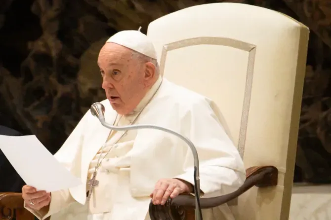 Le pape François s'exprime lors de l'audience du mercredi dans la salle Paul VI, le 29 novembre 2023. | Elizabeth Alva/EWTN