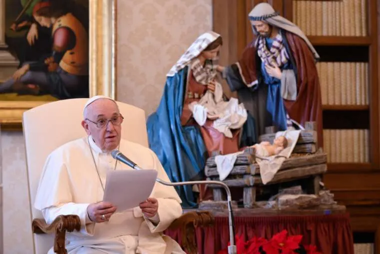 Le pape François lors de son discours d'audience générale dans la bibliothèque du Palais Apostolique le 16 décembre 2020. Vatican Media.