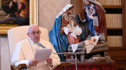 Le pape François lors de son discours d'audience générale dans la bibliothèque du Palais Apostolique le 16 décembre 2020. / Vatican Media.