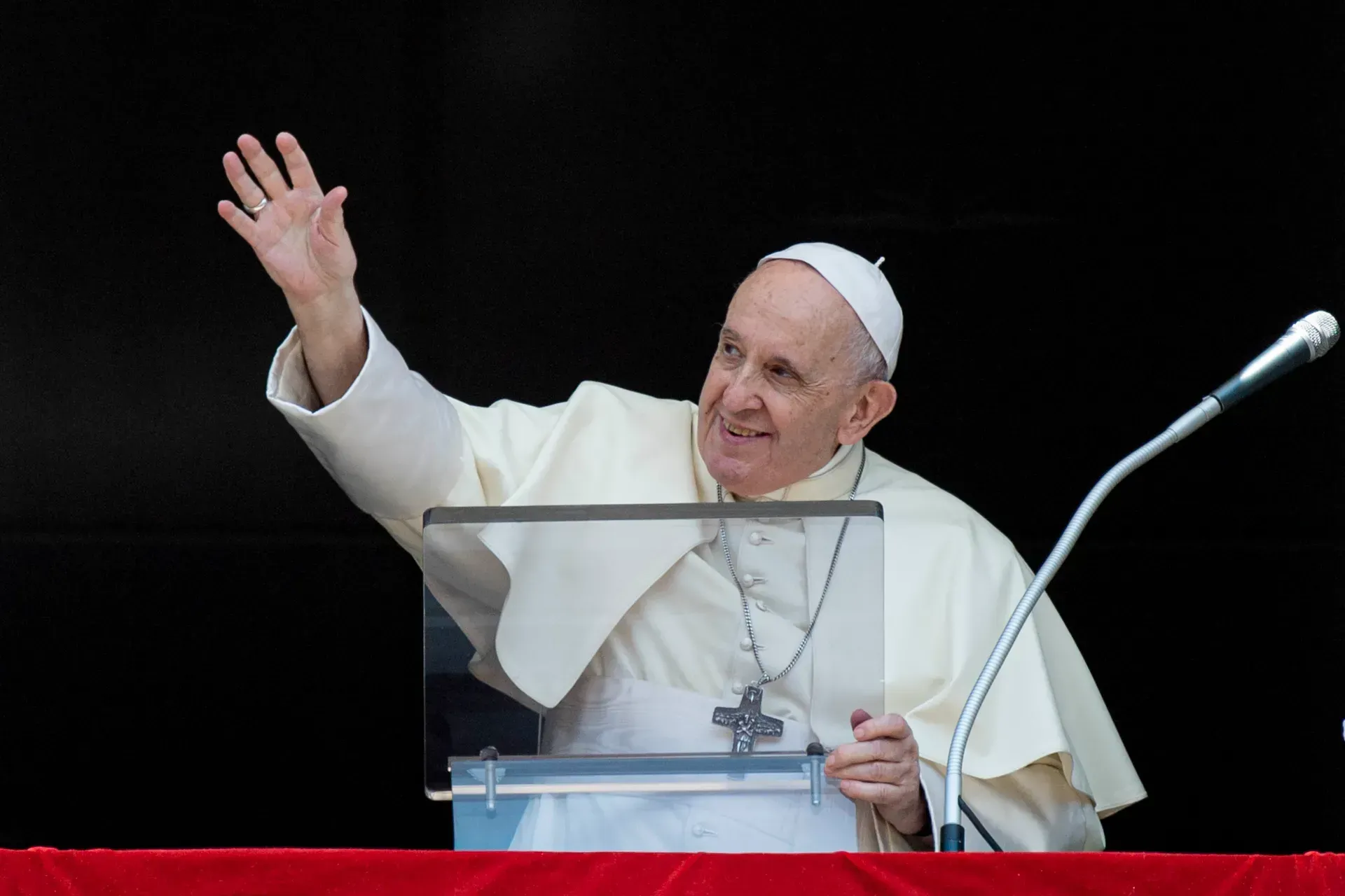 Le pape François salue les pèlerins lors de l'Angelus du 22 août 2021. Vatican Media/CNA