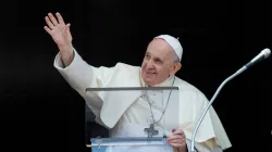 Le pape François salue les pèlerins lors de l'Angelus du 22 août 2021. Vatican Media/CNA / 
