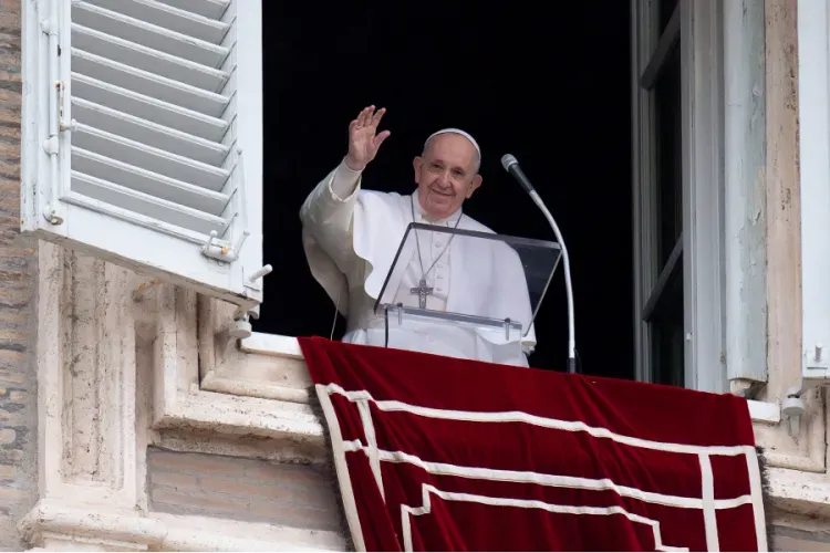 Le Pape François salue de la fenêtre du Palais Apostolique le 7 février 2021 / Vatican Media/CNA.