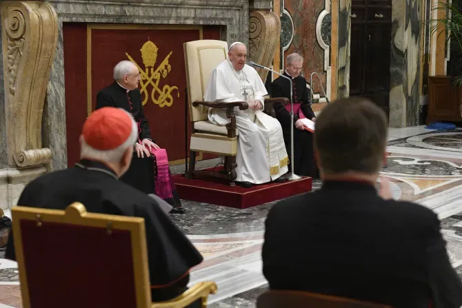 Le pape François s'adresse aux membres de la Pénitencerie apostolique le 8 mars 2024, dans la salle Clémentine du Palais apostolique au Vatican. | Crédit : Vatican Media