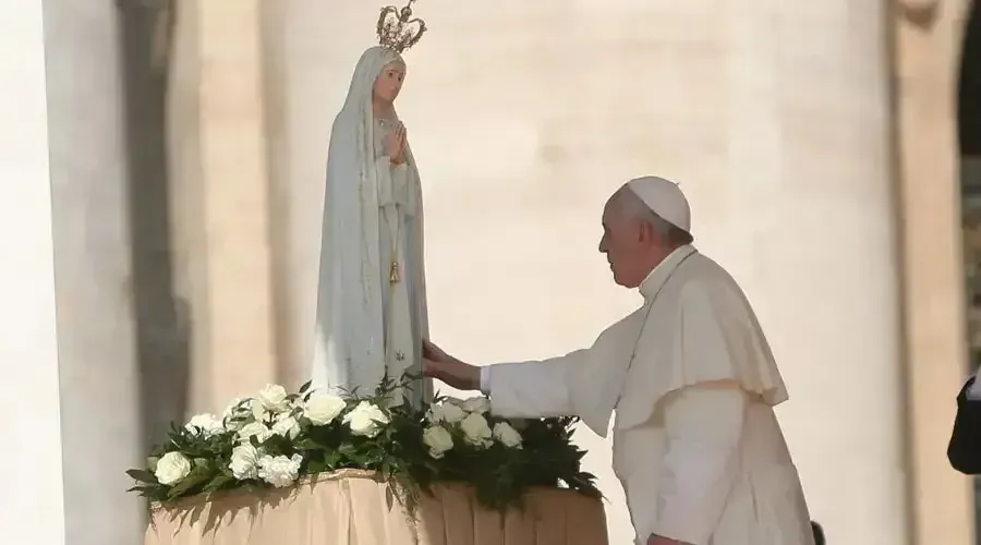Le pape François devant une statue de Notre-Dame de Fatima le jour de la fête de Notre-Dame de Fatima. Daniel Ibañez/CNA