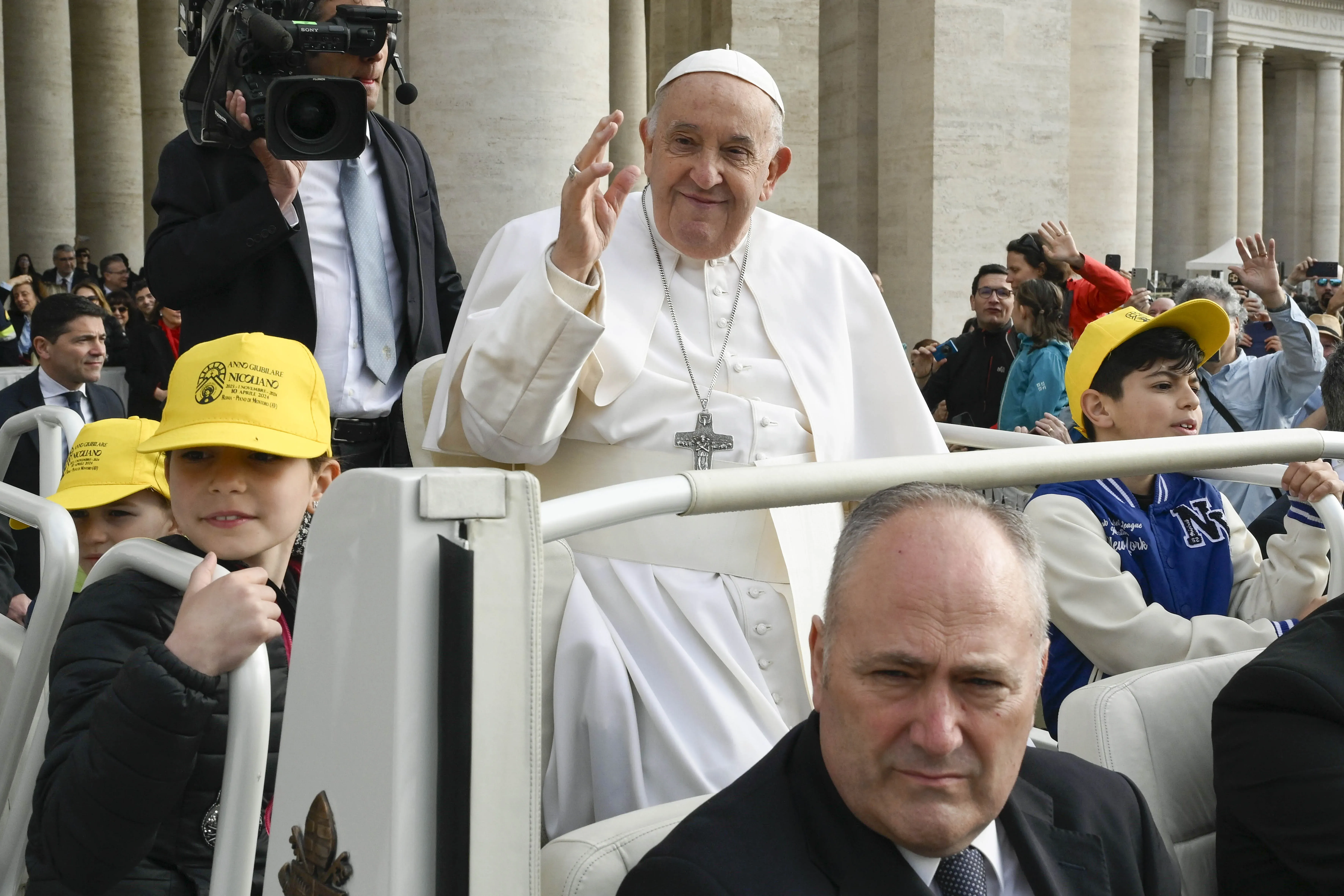 Le pape François salue les pèlerins rassemblés sur la place Saint-Pierre pour son audience générale, le mercredi 10 avril 2024.