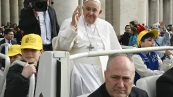 Le pape François salue les pèlerins rassemblés sur la place Saint-Pierre pour son audience générale, le mercredi 10 avril 2024. / 