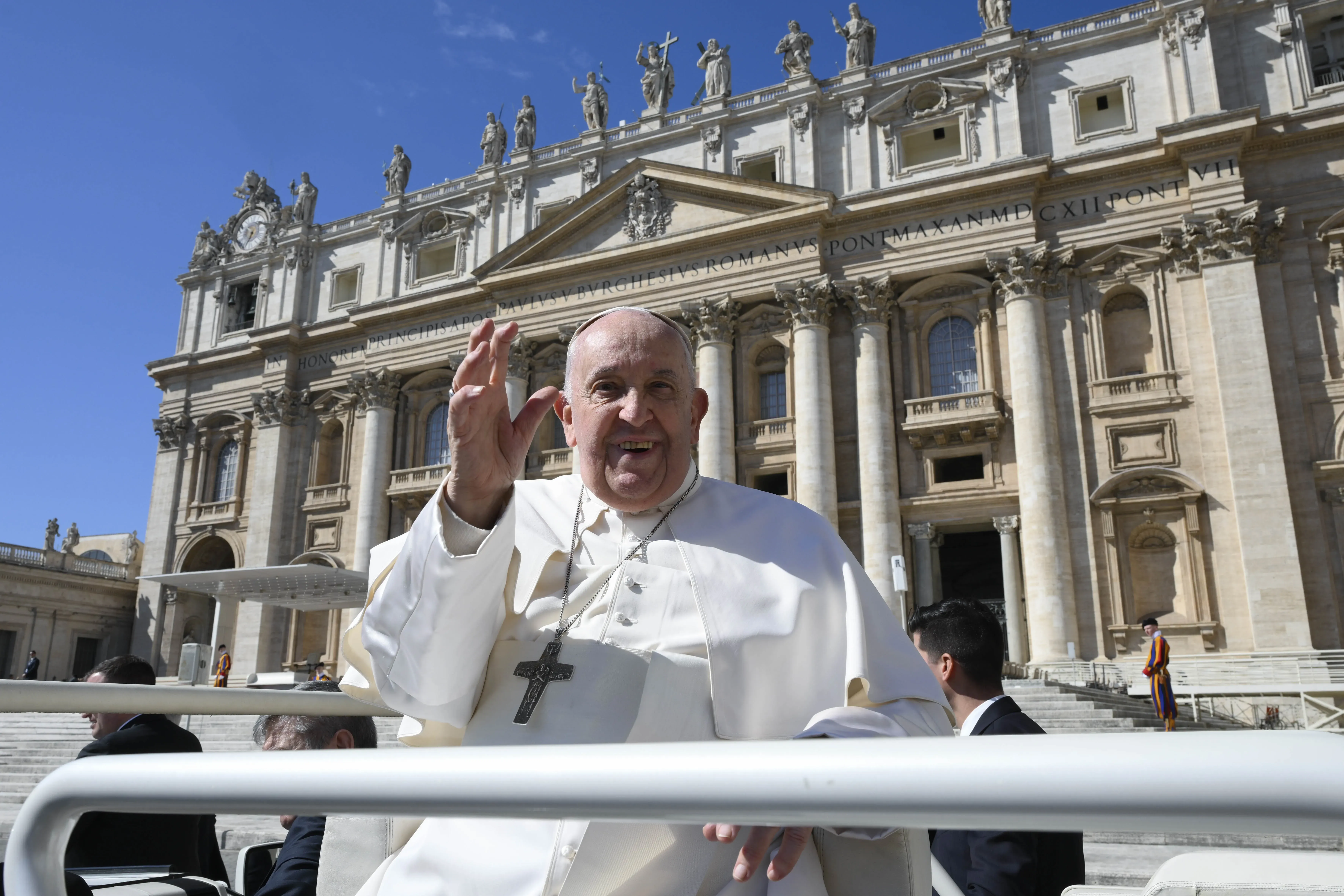 Le pape François salue les pèlerins rassemblés sur la place Saint-Pierre lors de l'audience générale du mercredi 20 mars 2024.