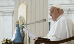 Le pape François s'adresse aux pèlerins rassemblés sur la place Saint-Pierre lors de l'audience générale du mercredi 8 mai 2024. | Crédit : Vatican Media / 