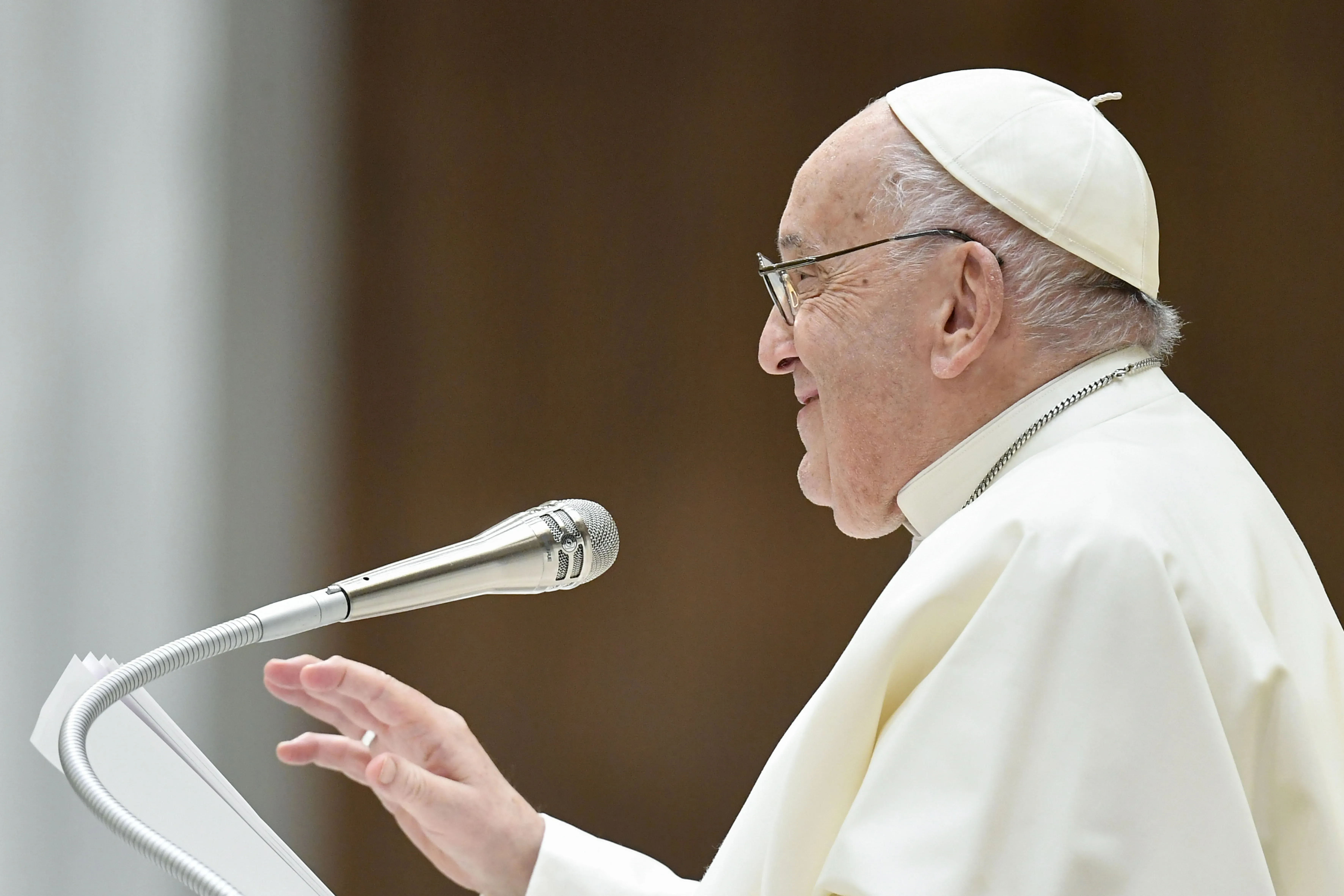Le pape François s'adresse aux fidèles lors de l'audience générale du mercredi 27 mars 2024.