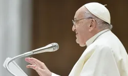 Le pape François s'adresse aux fidèles lors de l'audience générale du mercredi 27 mars 2024. / 