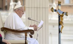 Le pape François s'adresse aux fidèles rassemblés sur la place Saint-Pierre lors de l'audience générale du mercredi 15 mai 2024, au Vatican. / 