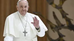 Le pape François salue les pèlerins rassemblés dans la salle d'audience Paul VI pour son audience générale du mercredi 27 mars 2024. / 