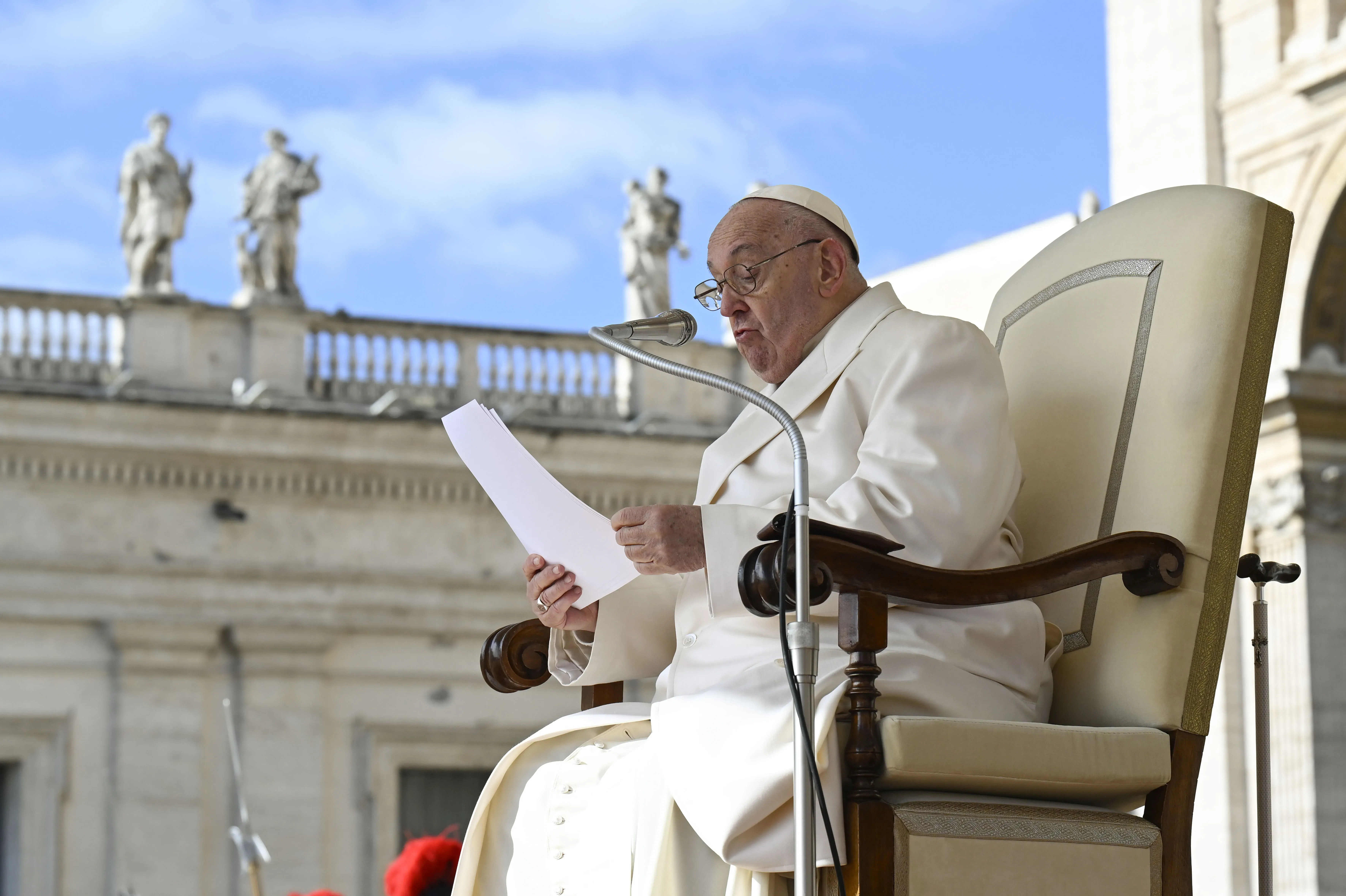 Le pape François s'adresse aux pèlerins rassemblés sur la place Saint-Pierre au Vatican lors de l'audience générale du mercredi 24 avril 2024.
