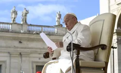 Le pape François s'adresse aux pèlerins rassemblés sur la place Saint-Pierre au Vatican lors de l'audience générale du mercredi 24 avril 2024. / 