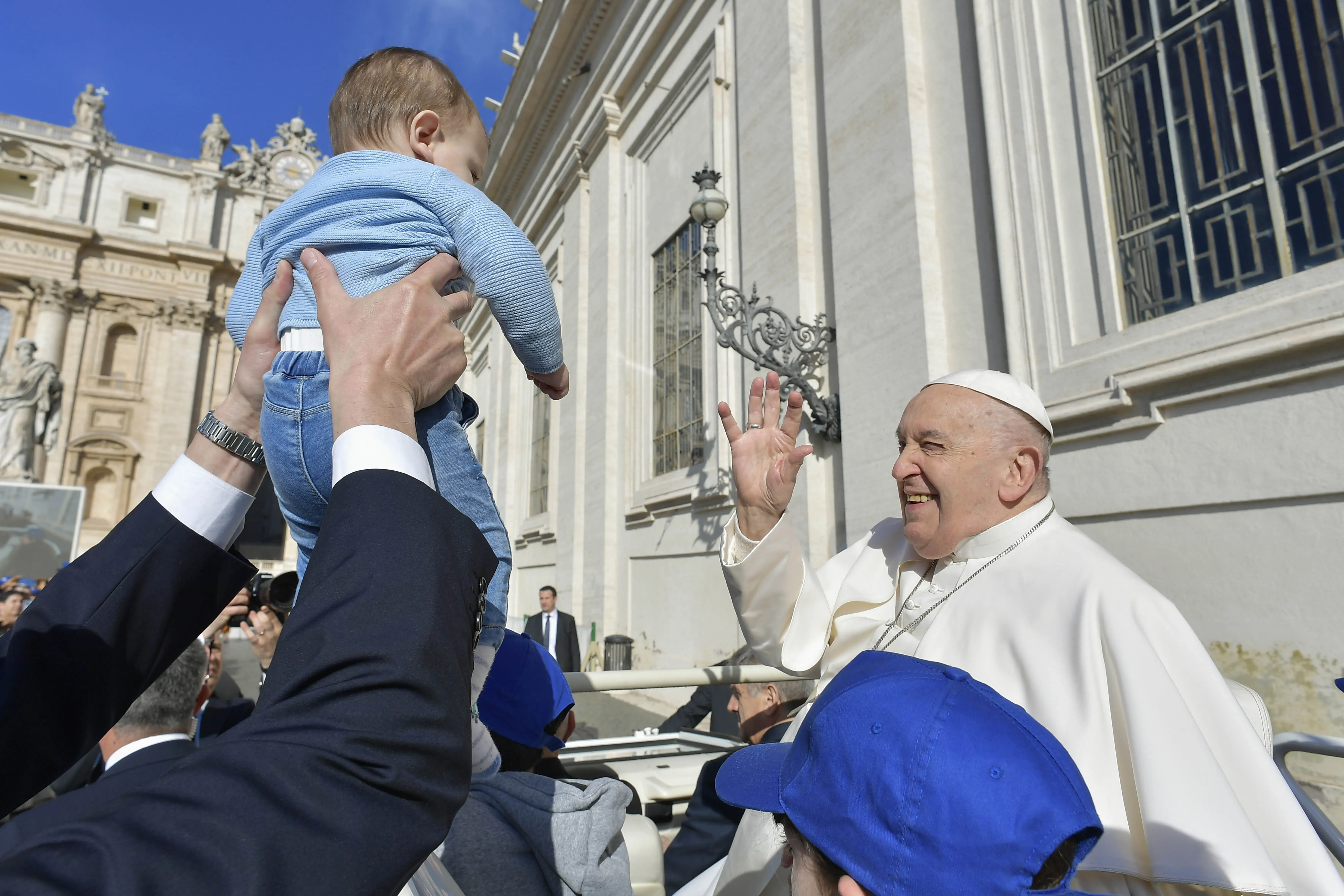 Le pape François bénit un bébé lors de l'audience générale du mercredi 20 mars 2024, sur la place Saint-Pierre au Vatican.