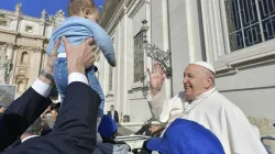 Le pape François bénit un bébé lors de l'audience générale du mercredi 20 mars 2024, sur la place Saint-Pierre au Vatican. / 