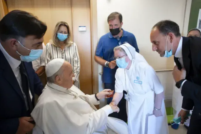 Le pape François salue le personnel de l'hôpital Gemelli à Rome, le 11 juillet 2021/ Vatican Media