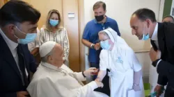 Le pape François salue le personnel de l'hôpital Gemelli à Rome, le 11 juillet 2021/ Vatican Media / 
