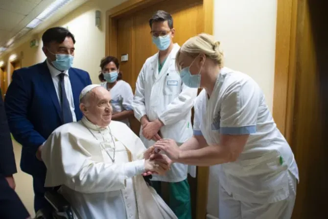 Le pape François salue le personnel de l'hôpital Gemelli à Rome, le 11 juillet 2021 / Vatican Media