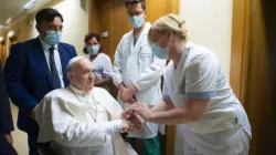 Le pape François salue le personnel de l'hôpital Gemelli à Rome, le 11 juillet 2021 / Vatican Media / 