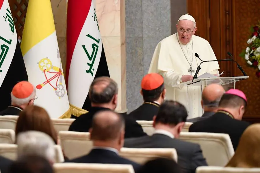 Le pape François s'adresse aux autorités locales au palais présidentiel à Bagdad. Vatican Media.