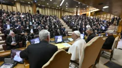 Le pape François rencontre 300 prêtres participant à la rencontre mondiale des curés, le 2 mai 2024, au Vatican. / 