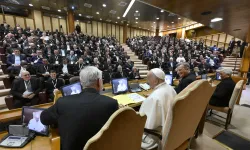 Le pape François rencontre 300 prêtres participant à la rencontre mondiale des curés, le 2 mai 2024, au Vatican. / 