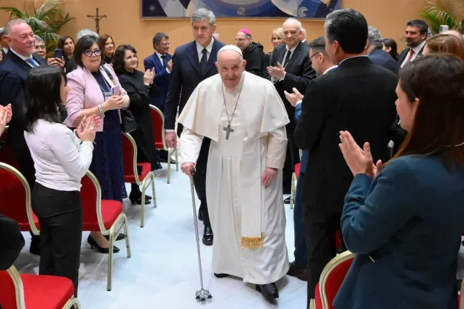 Le pape François rencontre les participants au séminaire sur l'éthique de la gestion des soins de santé, le 30 novembre 2023. | Crédit : Vatican Media