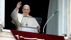 Le pape François salue les pèlerins lors de son discours à l'Angélus le 30 août 2020. / Vatican Media/CNA.