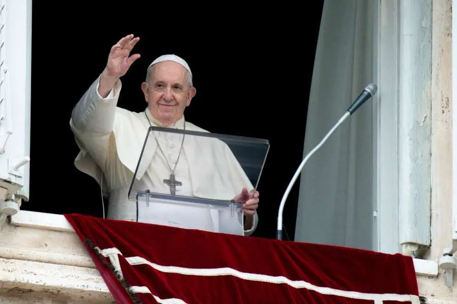 Le pape François salue les pèlerins lors de son discours à l'Angélus le 30 août 2020. / Vatican Media/CNA.