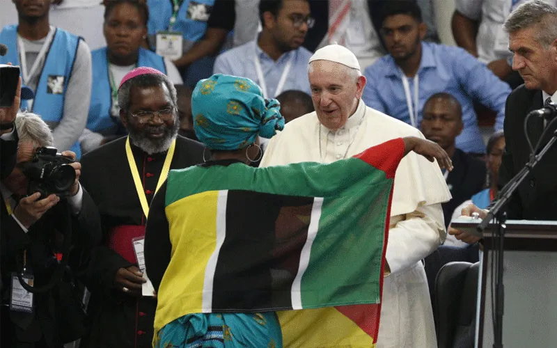 Le Pape François salue une jeune femme alors qu'il dirige une rencontre interreligieuse avec des jeunes au pavillon Maxaquene à Maputo, au Mozambique, le 5 septembre 2019. Domaine public